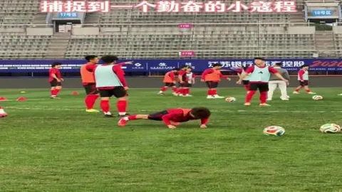 “极地”号破冰船挺进辽东湾冰区，开展科研考察作业